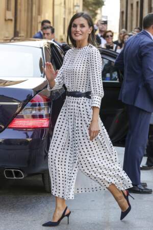 Letizia d'Espagne, rayonnante en robe blanche à pois noirs Massimo Dutti, le 18 septembre 2018