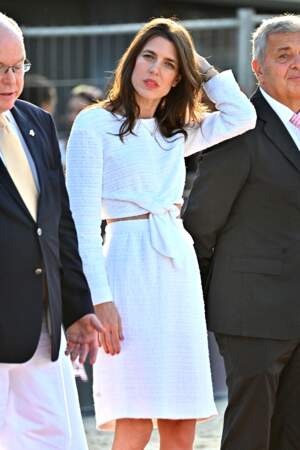 Charlotte Casiraghi en robe blanche nouée à la taille à Monaco, le 2 juillet 2021