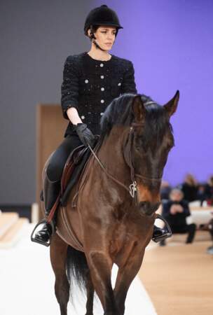 Charlotte Casiraghi en veste en tweed noire à boutons argentés au défilé Chanel Haute Couture Printemps/Été 2022 