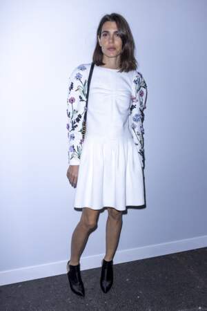 Charlotte Casiraghi en robe courte à broderie lors du défilé Chanel - collection printemps/été 2022, le  octobre 2021