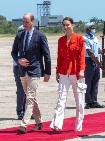 
Kate Middleton très chic en blanc et orangé pour quitter le Belize, le 22 mars 2022.