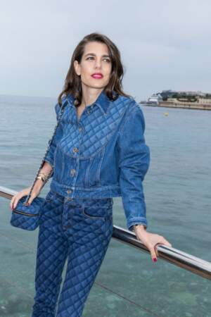 Charlotte Casiraghi en total look en jean matelassé au défilé croisière Chanel à Monaco, le 5 mai 2022 