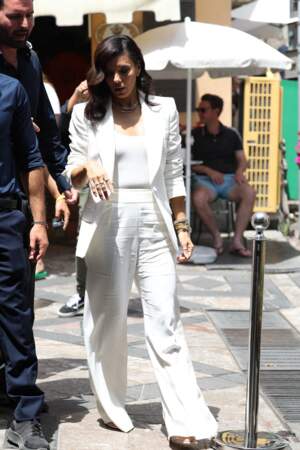 Eva Longoria porte un costume blanc en Italie, le 29 juin 2022. 