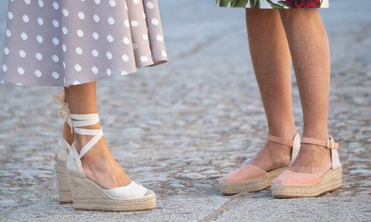 La reine Letizia d'Espagne craque pour ses espadrilles à lacets blancs Macarena Shoes - Alba 50 disponible dès 69,99€ ! 