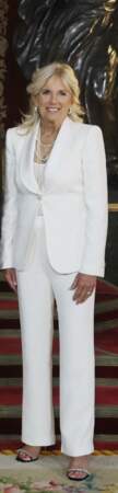 La First Lady des États-Unis, Jill Biden craque pour un costume blanc immaculé à l'occasion du 32ème Sommet de l'OTAN au Palais royal de Madrid, le 28 juin 2022.
