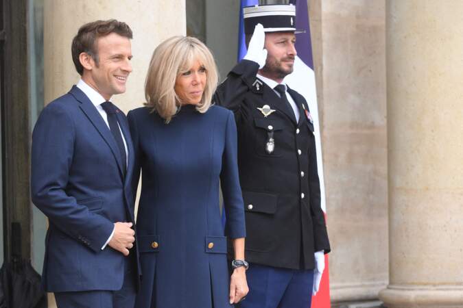 Emmanuel Macron très proche de son épouse, Brigitte, le 1er juillet 2022, en attendant un autre couple.