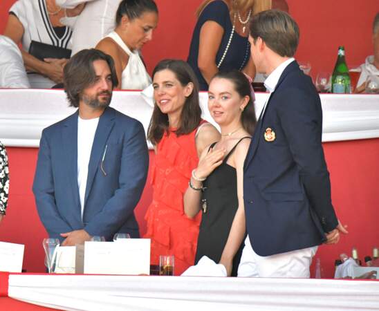 Dimitri Rassam, sa femme Charlotte Casiraghi, la princesse Alexandra de Hanovre et son fiancé Ben-Sylvester Strautmann au Longines Global Champions Tour, le 1er juillet 2022. 