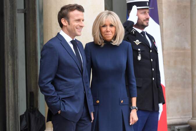 Dans sa robe bleu nuit, Brigitte Macron se prête au jeu des photographes à l'Élysée le 1er juillet 2022.