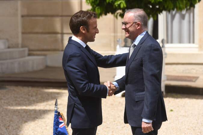 Emmanuel Macron salue chaleureusement le Premier ministre australien, Anthony Albanese, dans la cour de l'Élysée le 1er juillet 2022.