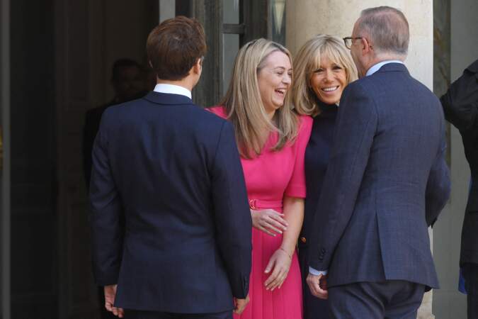 Jodie Haydon et Brigitte Macron hilares face à leurs maris respectifs, le Premier ministre australien Anthony Albanese et Emmanuel Macron, à l'Élysée le 1er juillet 2022.