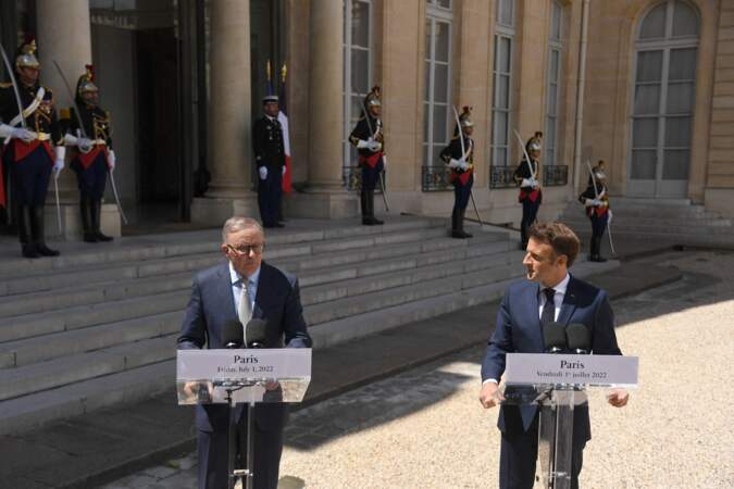 Le Premier ministre australien Anthony Albanese et le Président français Emmanuel Macron en plein discours dans la cour de l'Élysée après leur déjeuner de travail le 1er juillet 2022.