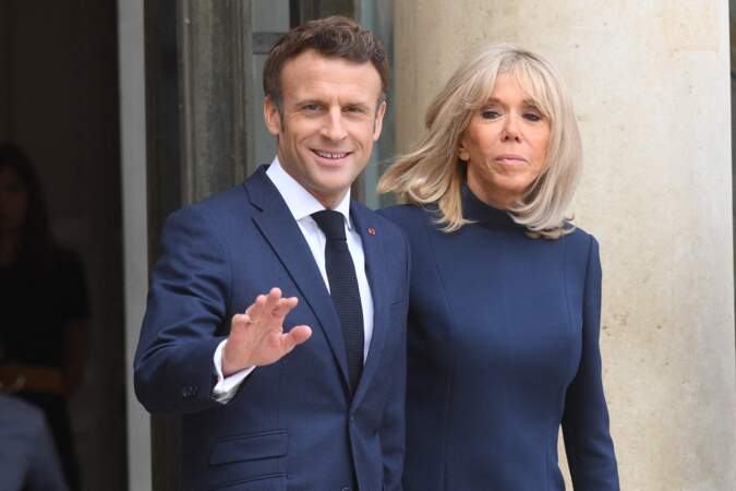 Emmanuel Macron et sa femme, Brigitte, radieux pour accueillir le Premier ministre australien à l'Élysée le 1er juillet 2022