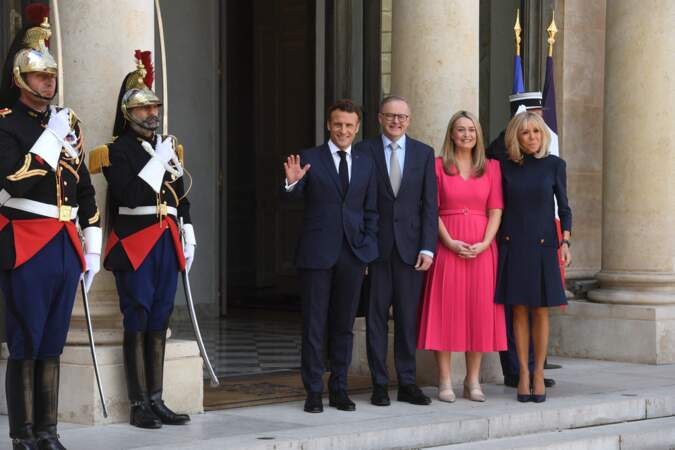 Emmanuel Macron, le Premier ministre australien, Anthony Albanese, son épouse, Jodie Haydon, et Brigitte Macron, sur le perron de l'Élysée le 1er juillet 2022.