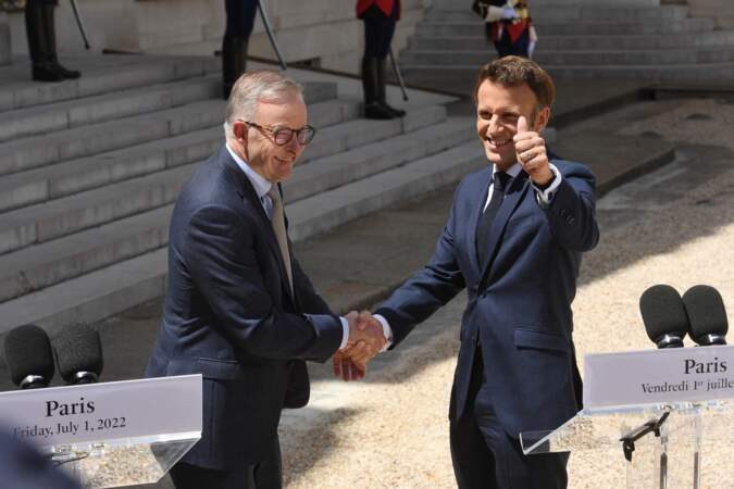 Emmanuel Macron ravi d'avoir échangé avec le Premier ministre australien, Anthony Albanese, qu'il a reçu avec sa femme à l'Élysée le 1er juillet 2022.