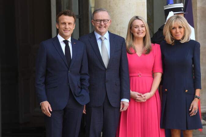 Le Président français, Emmanuel Macron, le Premier ministre australien Anthony Albanese et son épouse, Jodie Haydon, avec Brigitte Macron, très souriants à l'Élysée le 1er juillet 2022.
