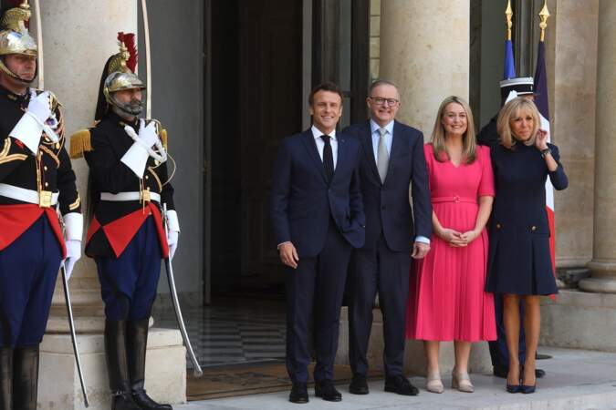 Sur le perron de l'Élysée, Brigitte Macron subjugue les photographes en laissant apparaître ses jambes le 1er juillet 2022 en présence de son mari Emmanuel Macron et de leurs invités, le Premier ministre australien, Anthony Albanese et son épouse, Jodie Haydon.