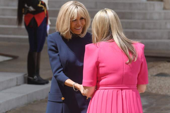 Habillée d'une robe bleu nuit, Brigitte Macron était ravie d'accueillir l'épouse de Premier ministre australien, Jodie Haydon, toute de rose vêtue, à l'Élysée le 1er juillet 2022