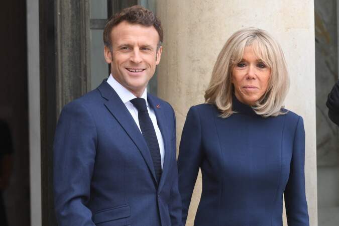 Emmanuel Macron et son épouse Brigitte dans une robe bleu nuit à l'Élysée, à Paris, le 1er juillet 2022