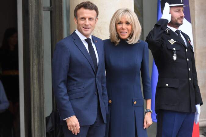 Rayonnants, Emmanuel et Brigitte Macron attendent le Premier ministre australien et sa femme sur le perron de l'Élysée le 1er juillet 2022.
