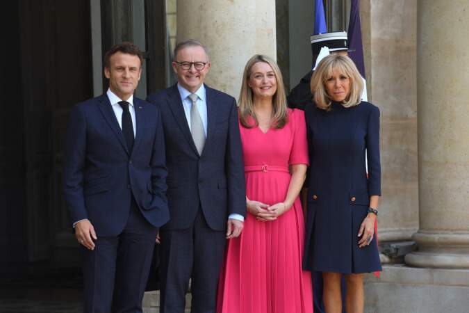 Lors de la visite du Premier ministre australien, Brigitte Macron n'a pas caché ses jambes dans la cour de l'Élysée le 1er juillet 2022.