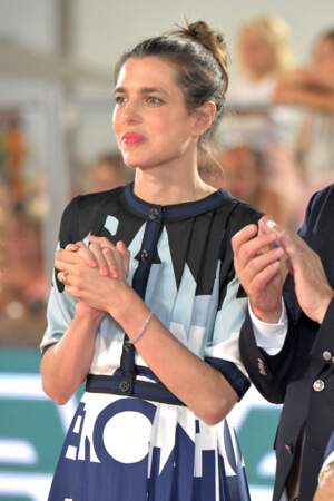 En robe Chanel, Charlotte Casiraghi est radieuse au Jumping International de Monaco le 2 juillet 2022.