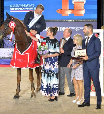 Charlotte Casiraghi, le prince Albert II de Monaco et Diane Fissore, la présidente de la Fédération Equestre Monégasque et organisatrice du Jumping lors de la 16ème édition du Longines Global Champions Tour, le 2 juillet 2022. 