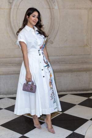 Aseel Omran  en robe volumineuse et blanche au défilé Dior - collection automne-hiver 2022-2023, le 4 juillet 2022
