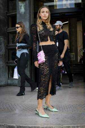 Carla Ginola, l'infuenceuse Instagram accessoirise son total-look noir d'un sac rose de la marque, le Sparkle mini à 650 €, ce 3 juillet 2022. 