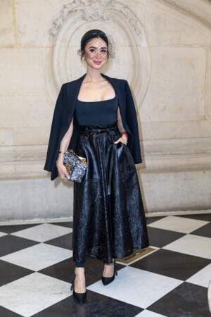 Heart Evangelista en jupe longue en cuir noire défilé Dior - collection automne-hiver 2022-2023 