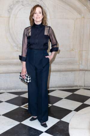 Sigourney Weaver en chemise en tulle et pantalon de tailleur taille haute au défilé Dior - collection automne-hiver 2022-2023, le 4 juillet 2022