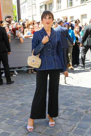 Jeanne Damas en veste en jean et mules pour assister au défilé Dior - collection automne-hiver 2022-2023, le 4 juillet 2022