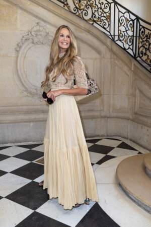Elle Macpherson est sublime dans une robe longue au défilé Dior - collection automne-hiver 2022-2023, le 4 juillet 2022.