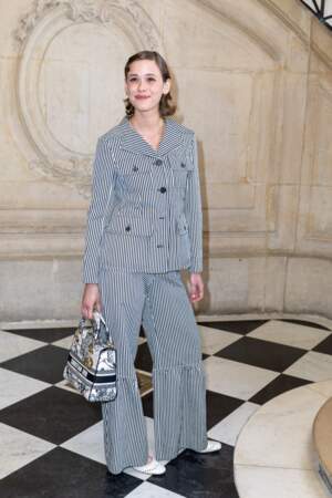 Mathilde Warnier porte un ensemble à rayures au défilé Dior - collection automne-hiver 2022-2023, le 4 juillet 2022