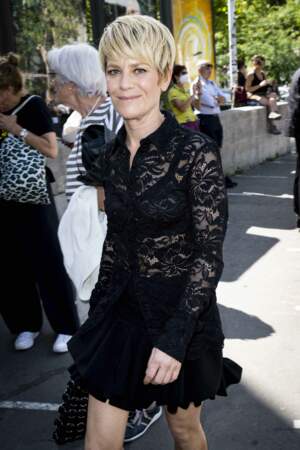 Marina Fois est sublime dans sa robe midi en dentelle noire au défilé Paco Rabanne, le  3 juillet 2022. 