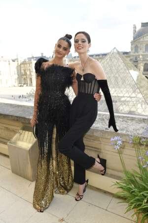 Les mannequins Taylor Hill et Coco Rocha sont chics et élégantes à souhait pour assister à la soirée David Yurman (Joaillerie) à Paris, le 5 juillet 2022
