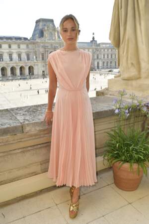 Lady Amelia Windsor, la mannequin britannique opte pour une robe rose pastel et des sandales à plateformes dorées à Paris, le 5 juillet 2022