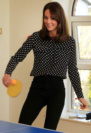 Kate Middleton pratique le ping pong en haut à pois