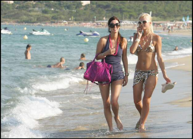 Paris et Nikki Hilton à St Tropez: maillot débardeur, shorty et mini paréo accessoirisent la silhouette