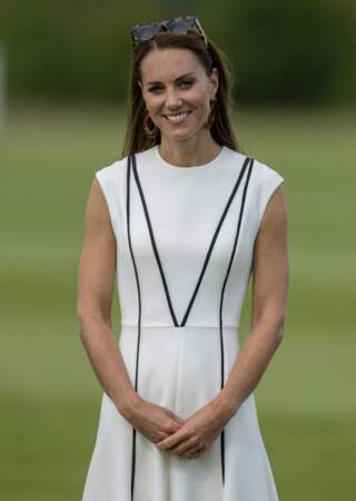 Kate Middleton porte une robe évasée et blanche Emilia Wickstead à Windsor le 6 juillet 2022