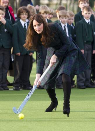 Kate Middleton très à l'aise, lors d'une démonstration de hockey sur gazon en talons