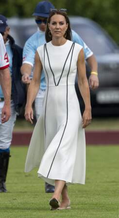 Kate Middleton opte pour une robe blanche et noire pour assister au match de polo caritatif Out-Sourcing Inc, le 6 juillet 2022