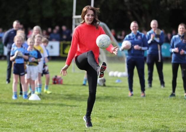 Kate Middleton toujours classe en jouant au sport traditionnel irlandais