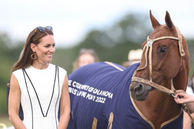 Kate Middleton porte une robe de sa créatrice néo-zélandaise préférée, Emilia Wickstead à l'occasion du Royal Charity Polo, le 6 juillet 2022