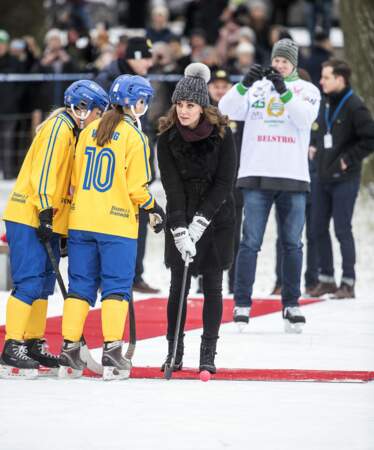 Du hockey en manteau de ville pour Kate Middleton en Suède 