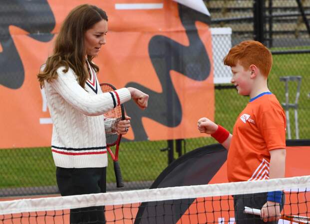 Kate Middleton pratique le tennis en petit pull