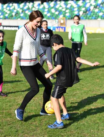 La duchesse de Cambridge joue au football en pull ajusté