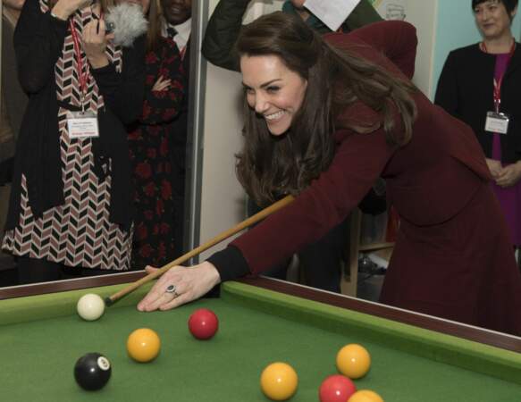 Kate Middleton s'adonne au billard en tailleur
