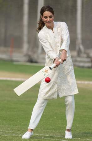 Kate Middleton tente le cricket pakistanais en tenue chic