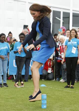 Kate Middleton, étonnamment à l'aise, en robe et escarpins lors de jeux sud-africains
