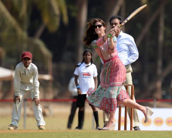 Kate Middleton à l'aise au cricket en semelles compensées